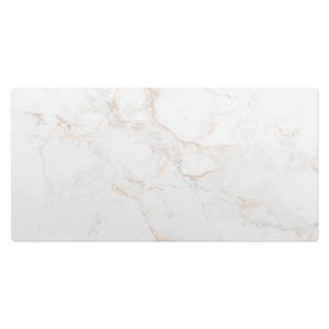 Könnte beinhalten: Weißer Marmor Hintergrund mit subtilen goldenen Adern. Der Marmor hat eine glatte, polierte Oberfläche.