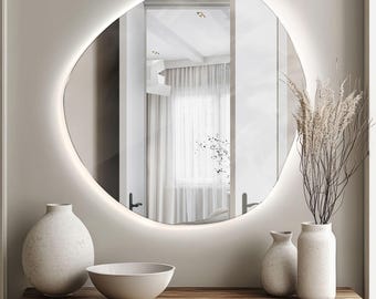 Espejo LED asimétrico, espejo elegante con iluminación, espejo de dormitorio con retroiluminación LED, espejo amorfo con luces LED, espejo sin marco