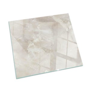 Rechthoekige haardverlenging natuurlijk marmerpatroon, romige open haarddecoratie, glazen kachelhaardplaat, minimalistische vloerplaat open haard