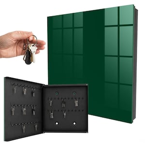 Può includere: Un armadietto portachiavi da parete verde scuro con finitura lucida. L'armadietto è mostrato sia chiuso che aperto, rivelando un interno nero con molteplici ganci in metallo per appendere le chiavi. Un mazzo di chiavi è mostrato separatamente.