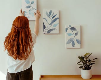 3-teiliges Leinwand-Set - Blaue Blätter auf einem hellen Hintergrund, Aquarell-Stil, Blaue Kunst Leinwand, Pflanzen und Blumen als Wanddekor