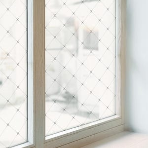 Geometriskt rutnät med målat glas, vit fönsterdekal, geometrisk heminredning, bakgrunder och mönster fågelfönstervarning