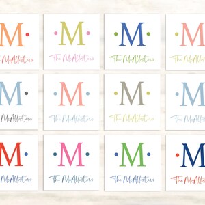 K&ouml;nnte beinhalten: Zw&ouml;lf verschiedene Farbvarianten eines personalisierten Monogramms mit dem Buchstaben "M" und dem Text "The McAllisters".