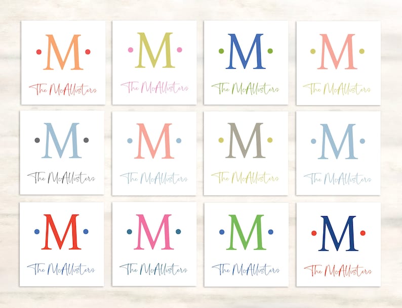 K&ouml;nnte beinhalten: Zw&ouml;lf verschiedene Farbvarianten eines personalisierten Monogramms mit dem Buchstaben "M" und dem Text "The McAllisters".