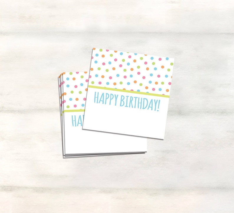 Peut inclure: Une pile de cartes de v&oelig;ux vierges avec un motif de pois multicolores et le texte "Happy Birthday!" sur la carte du dessus.