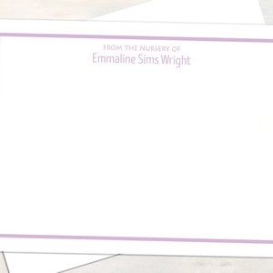 Puede incluir: Una tarjeta blanca con un borde morado claro. El texto "From the nursery of Emmaline Sims Wright" est&aacute; impreso en la parte superior de la tarjeta.