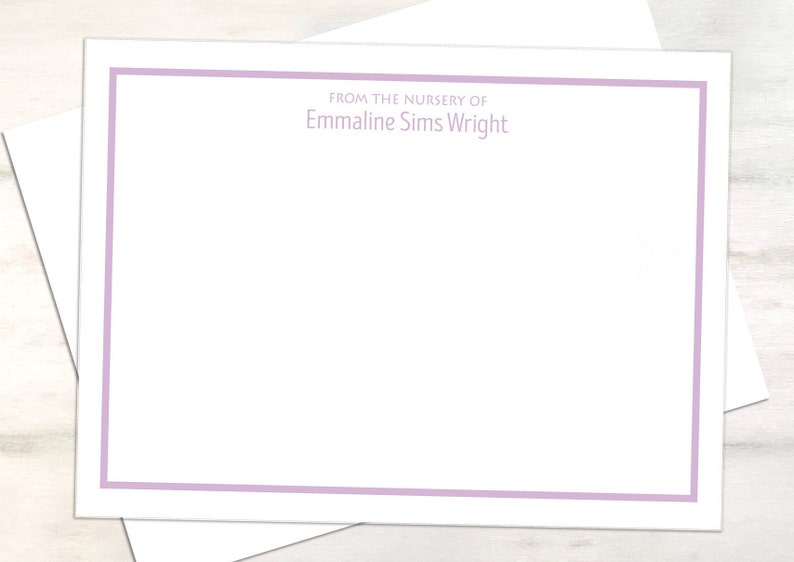 Puede incluir: Una tarjeta blanca con un borde morado claro. El texto "From the nursery of Emmaline Sims Wright" est&aacute; impreso en la parte superior de la tarjeta.