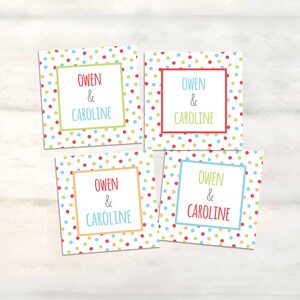 Puede incluir: Cuatro etiquetas de regalo cuadradas con un patr&oacute;n de lunares de colores. Cada etiqueta dice "Owen & Caroline" en rojo y verde.