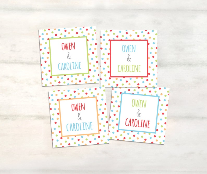 Puede incluir: Cuatro etiquetas de regalo cuadradas con un patr&oacute;n de lunares de colores. Cada etiqueta dice "Owen & Caroline" en rojo y verde.