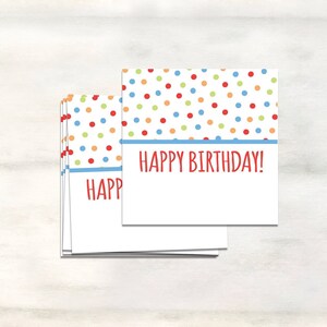 Peut inclure: Un paquet de cartes d'anniversaire color&eacute;es avec un motif de pois et le texte "Joyeux anniversaire !" sur la carte du dessus.
