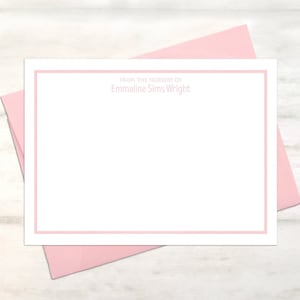 Puede incluir: Una tarjeta blanca con un borde rosa y el texto "From the nursery of Emmaline Sims Wright" impreso en rosa.