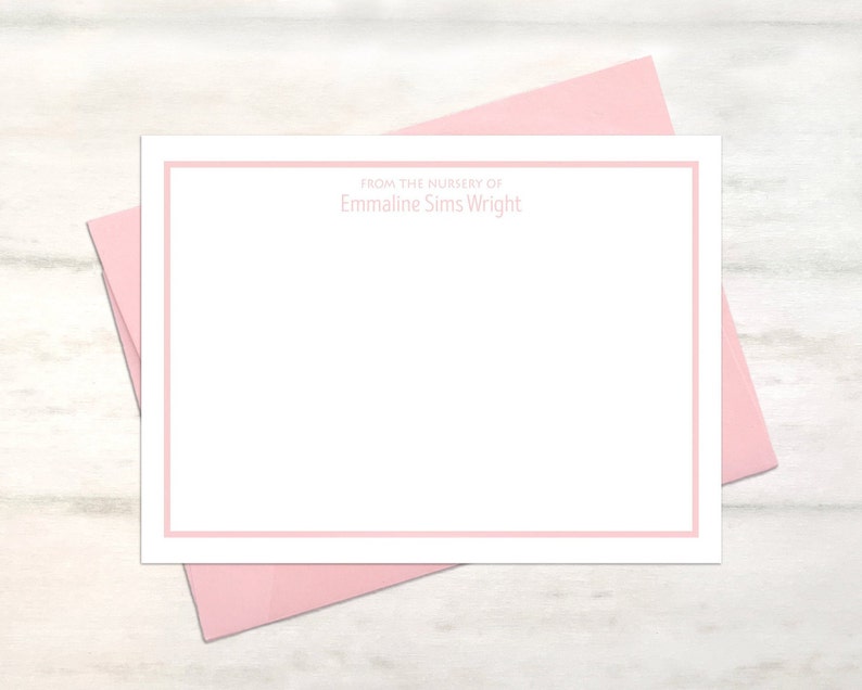 Puede incluir: Una tarjeta blanca con un borde rosa y el texto "From the nursery of Emmaline Sims Wright" impreso en rosa.
