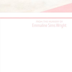 Puede incluir: Una tarjeta blanca con un borde rosa y el texto "From the nursery of Emmaline Sims Wright" en la parte superior.