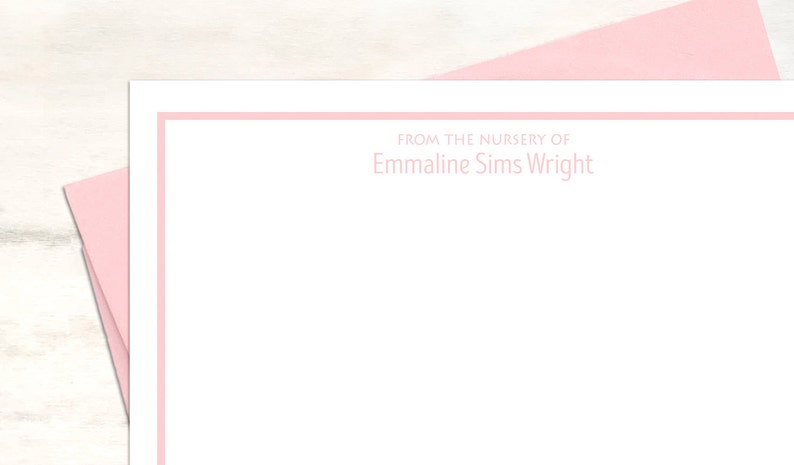 Puede incluir: Una tarjeta blanca con un borde rosa y el texto "From the nursery of Emmaline Sims Wright" en la parte superior.