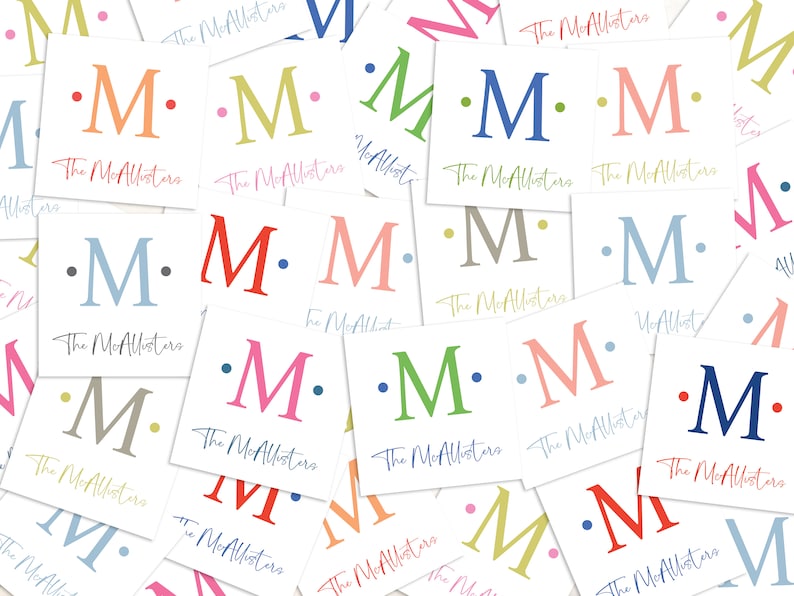 K&ouml;nnte beinhalten: Eine Sammlung wei&szlig;er Karten mit dem Text "The McAllisters" und einem einzelnen Buchstaben "M" in verschiedenen Farben, darunter Rot, Blau, Gr&uuml;n, Pink und Gelb. Jeder Buchstabe ist von zwei kleinen Punkten umgeben.