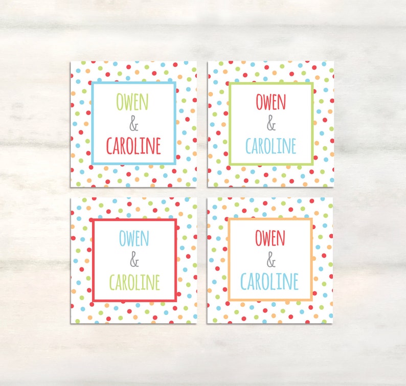 Puede incluir: Cuatro etiquetas de regalo cuadradas con un patr&oacute;n de lunares de colores. Cada etiqueta tiene un borde blanco y un borde rojo con el texto "Owen & Caroline" en negro.