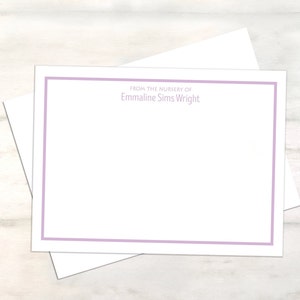 Puede incluir: Tarjeta de papeler&iacute;a blanca con un borde morado claro. El texto "From the nursery of Emmaline Sims Wright" est&aacute; impreso en la parte superior central de la tarjeta.