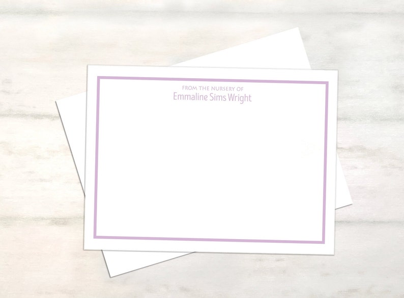 Puede incluir: Tarjeta de papeler&iacute;a blanca con un borde morado claro. El texto "From the nursery of Emmaline Sims Wright" est&aacute; impreso en la parte superior central de la tarjeta.