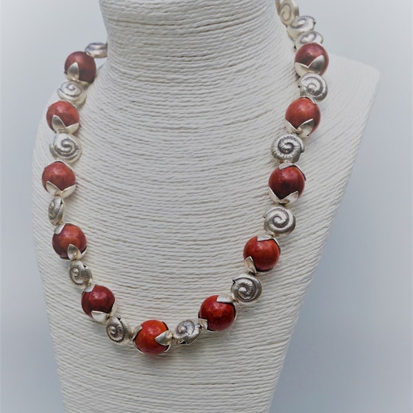 Collier en Corail Naturel d'un Rouge Profond, Perles Coquillage en argent. Bohème Chic. Création pièce unique.