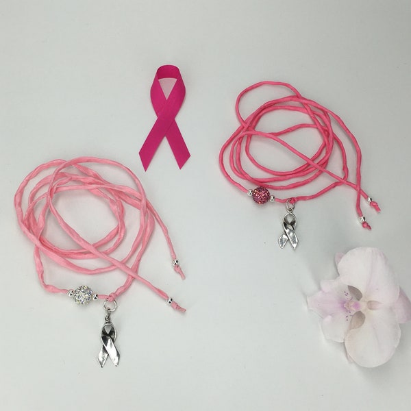 En soutien d'Octobre Rose contre le cancer du sein, Bracelet cordon en soie, perle strass et argent 925.