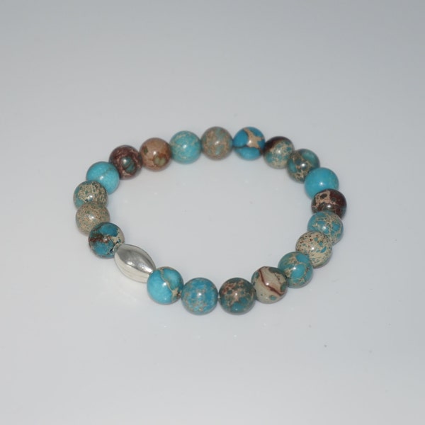 Bracelet de perles en pierres naturelles, couleur " Sky Blue " Turquoise de 8 mm avec une perle ovale en argent.