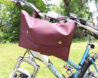 Vinröd cykelväska i PVC-belagd polyester, vattenavvisande med kraftiga tryckknappar - rivstark - stor - vintage cruiser-stil