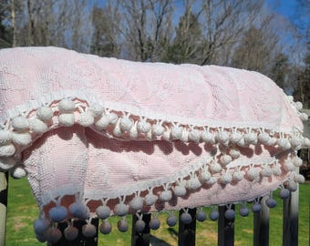 Colcha vintage individual de chenilla rosa y blanca con borde de pompones.