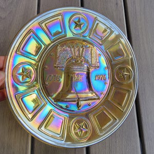 Vintage 8&quot; Wheaton Village Crafts carnival glass American Bicentennial decorative plate 1776-1976 - gold, yellow iridescent