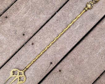 Tenedor tostador vintage de latón macizo con forma de gato de Cheshire, ideal para chimenea o fogata.