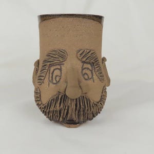 Vintage handgjord ful rolig ansikte 13 cm hög keramikmugg