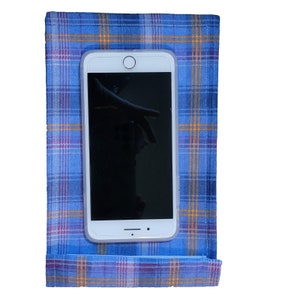 Op de afbeelding: Een blauwe en oranje geruite telefoonhoes van stof met een witte smartphone erin.