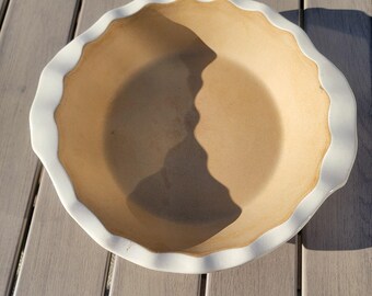 Pampered Chef Family Heritage deep dish 9" stoneware pie pan - white and tan - M