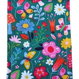 Op de afbeelding: Een groene stoffen etui met een kleurrijk bloemen- en vlinderpatroon. Het ontwerp omvat roze, gele en witte bloemen, rode paddenstoelen en vlinders met gele en blauwe vleugels. De etui is rechthoekig met een gevouwen bovenkant.