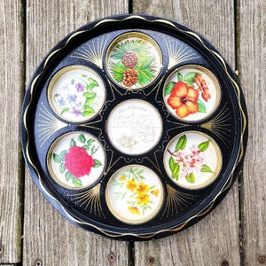 Vintage staatskaart van Massachusetts ronde bekerhouder metalen dienblad souvenir - roze hibiscus bloemen bloemen dennenappels - goud zwart wit