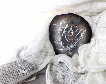 Calligraphy Agate Slice Place Card: Personalized Wedding Favor (Size 2)
