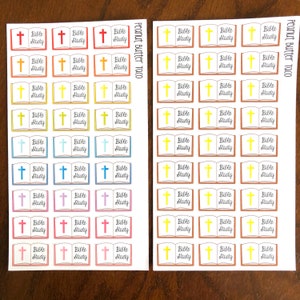 Puede incluir: Dos hojas de pegatinas con tem&aacute;tica de estudio b&iacute;blico. Cada hoja tiene 36 pegatinas con una variedad de colores y dise&ntilde;os. Las pegatinas muestran un libro abierto con una cruz y las palabras "Bible Study".