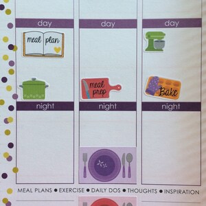 Puede incluir: Un planificador morado con un horario diario para la planificaci&oacute;n de comidas, ejercicio, tareas diarias, pensamientos e inspiraci&oacute;n. El planificador tiene pegatinas con ilustraciones de un libro de cocina, una olla, una tabla de cortar, una batidora, una bandeja para hornear y un plato con cubiertos.