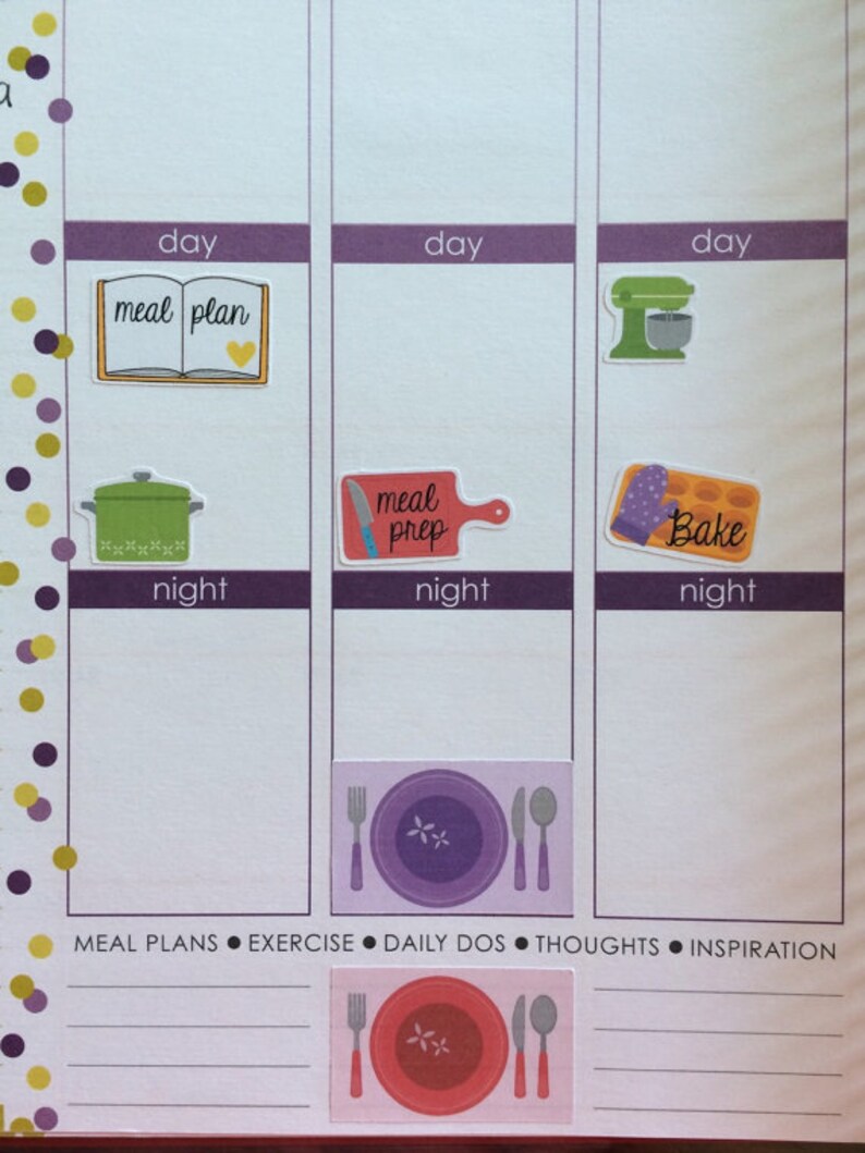 Puede incluir: Un planificador morado con un horario diario para la planificaci&oacute;n de comidas, ejercicio, tareas diarias, pensamientos e inspiraci&oacute;n. El planificador tiene pegatinas con ilustraciones de un libro de cocina, una olla, una tabla de cortar, una batidora, una bandeja para hornear y un plato con cubiertos.