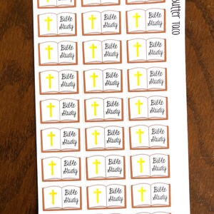 Puede incluir: Una hoja de 30 pegatinas con un libro abierto marr&oacute;n con una cruz amarilla y el texto "Bible Study".
