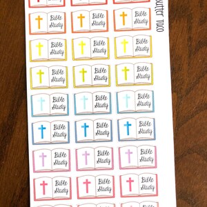 Puede incluir: Una hoja de pegatinas con una variedad de colores y dise&ntilde;os. Cada pegatina presenta un libro cerrado con una cruz en la portada y el texto "Bible Study".