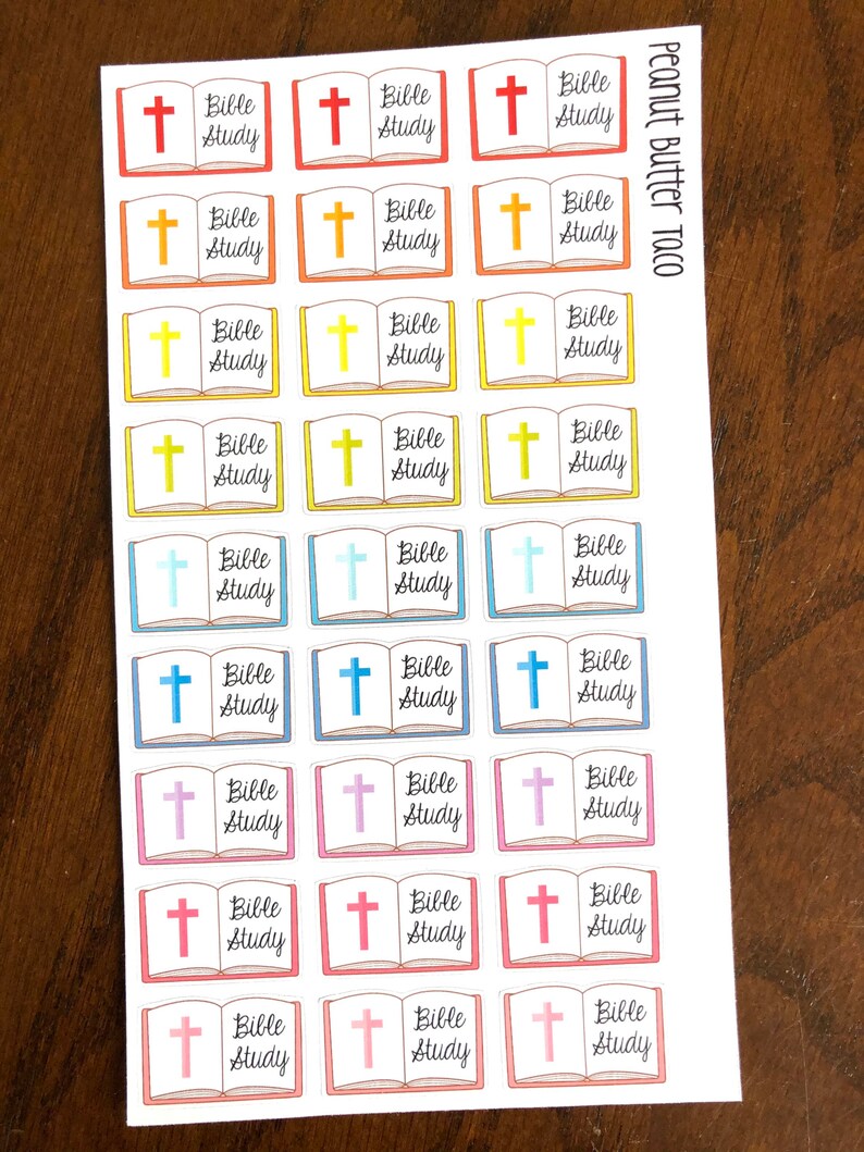 Puede incluir: Una hoja de pegatinas con una variedad de colores y dise&ntilde;os. Cada pegatina presenta un libro cerrado con una cruz en la portada y el texto "Bible Study".