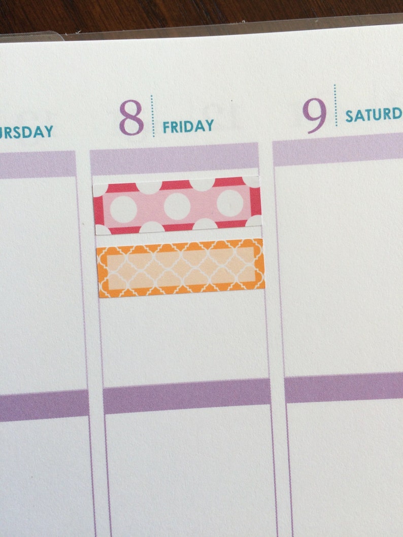 K&ouml;nnte beinhalten: Zwei Planer-Aufkleber, einer mit einem rosa-wei&szlig;en Punkte-Muster und der andere mit einem orange-wei&szlig;en geometrischen Muster.