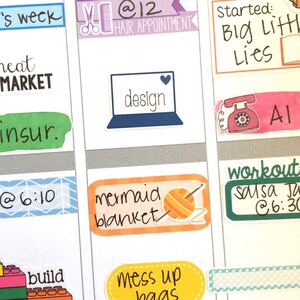Peut inclure: Une page d'agenda color&eacute;e avec des autocollants comportant des textes tels que "design", "couverture de sir&egrave;ne", "sacs en d&eacute;sordre", "entra&icirc;nement", "salsa jazz" et "Big Little Lies".