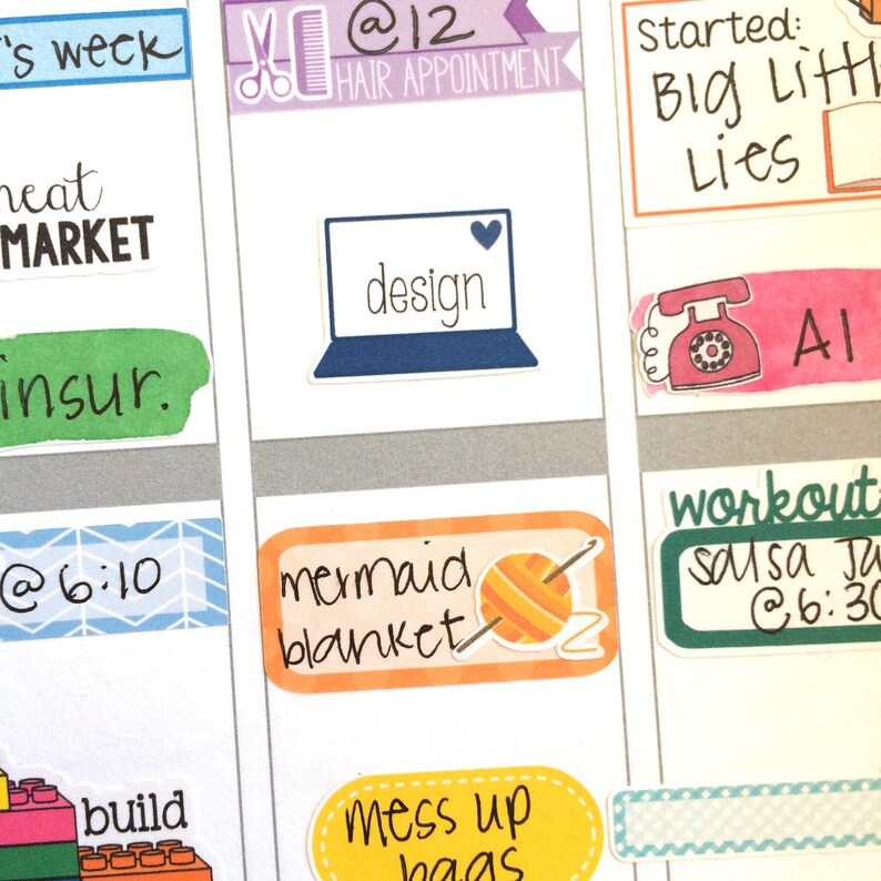 Peut inclure: Une page d'agenda color&eacute;e avec des autocollants comportant des textes tels que "design", "couverture de sir&egrave;ne", "sacs en d&eacute;sordre", "entra&icirc;nement", "salsa jazz" et "Big Little Lies".