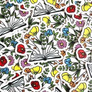 Op de afbeelding: Een verzameling kleurrijke stickers met illustraties van bloemen, boeken en vlinders. De stickers zijn gedrukt op wit papier en hebben een glanzende afwerking.