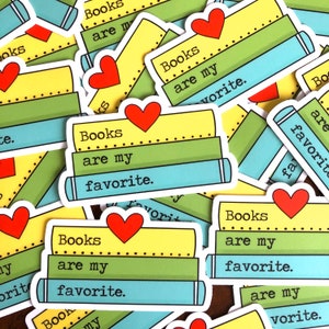 Op de afbeelding: Een set kleurrijke stickers met de tekst "Boeken zijn mijn favorieten". De stickers tonen een stapel boeken met een hart bovenop.