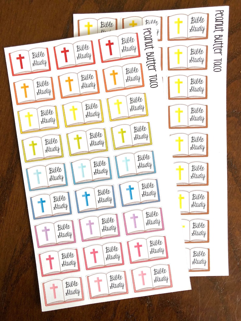 Puede incluir: Dos hojas de pegatinas con una variedad de pegatinas de estudio b&iacute;blico de colores. Cada pegatina presenta un libro abierto con una cruz y el texto "Bible Study".
