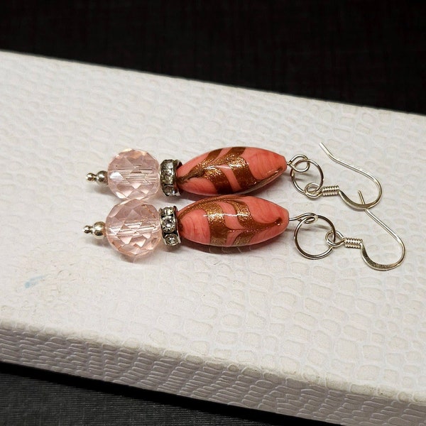 Boucles d'oreilles vintage en cristal de verre de Murano rose et or boucles d'oreilles pendantes faites à la main