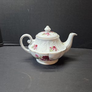 Tetera grande Crown Victorian de 6 tazas con estampado floral rosa.