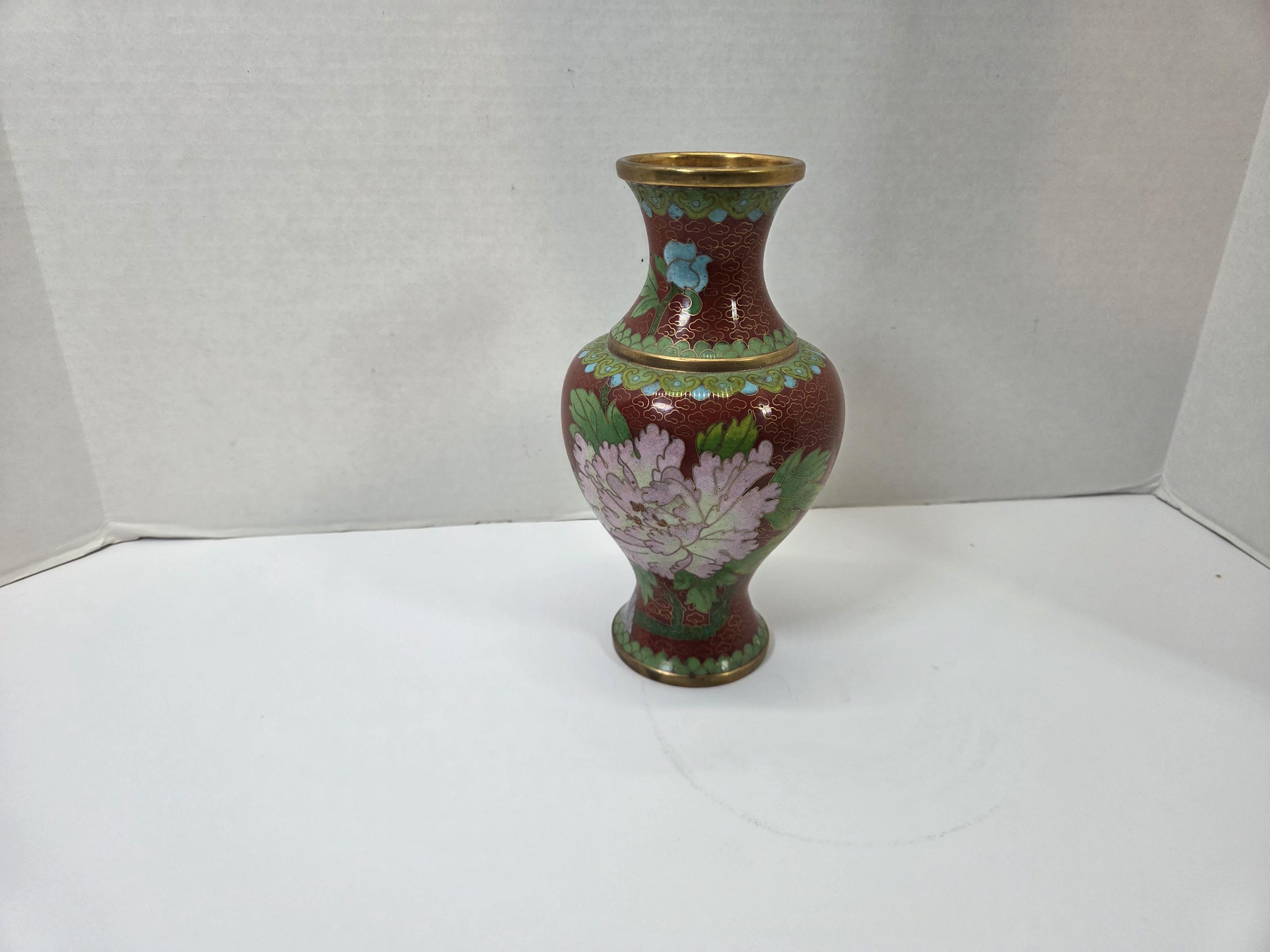 珍しい中国の七宝の花模様の真鍮の花瓶 8 1/2